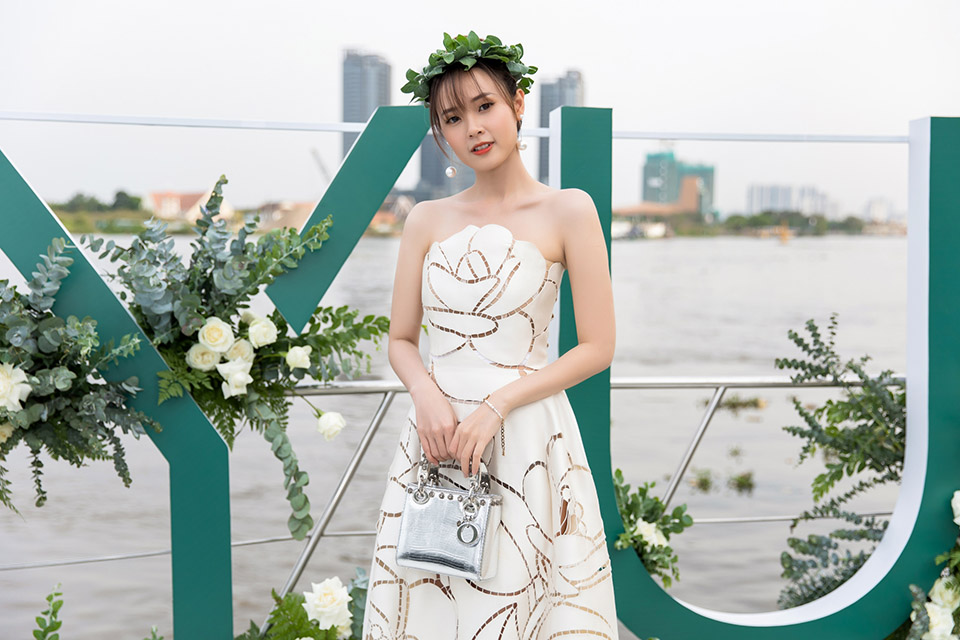 CEO Midu đãi tiệc kín trên du thuyền triệu đô giữa đám cưới trăm tỷ của tình cũ Phan Thành - 2