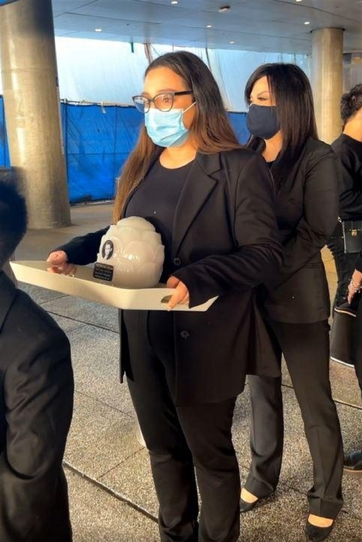 Con gái Phi Nhung ôm chặt Việt Hương, nhận tro cốt của mẹ ở sân bay Mỹ - 2