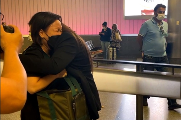 Con gái Phi Nhung ôm chặt Việt Hương, nhận tro cốt của mẹ ở sân bay Mỹ - 1