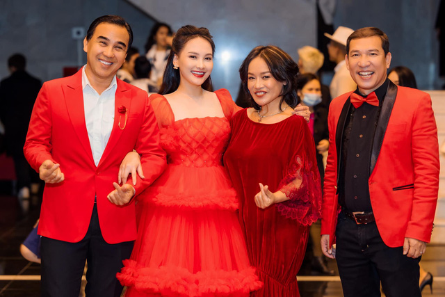 Loạt váy đỏ rực rỡ của Bảo Thanh trong những ngày đầu năm - Ảnh 2.