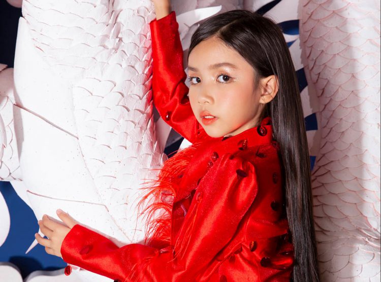 Mẫu nhí Thục An “xuất thần” trong trang phục áo dài đỏ cách tân