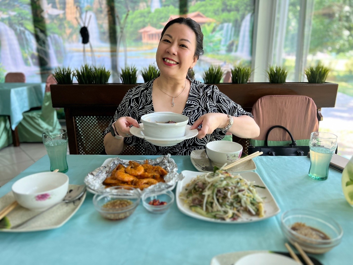Trần Tuấn Kiệt được vợ chồng ca sĩ Hồ Ngọc Nga mời ăn món Việt ở Hungary