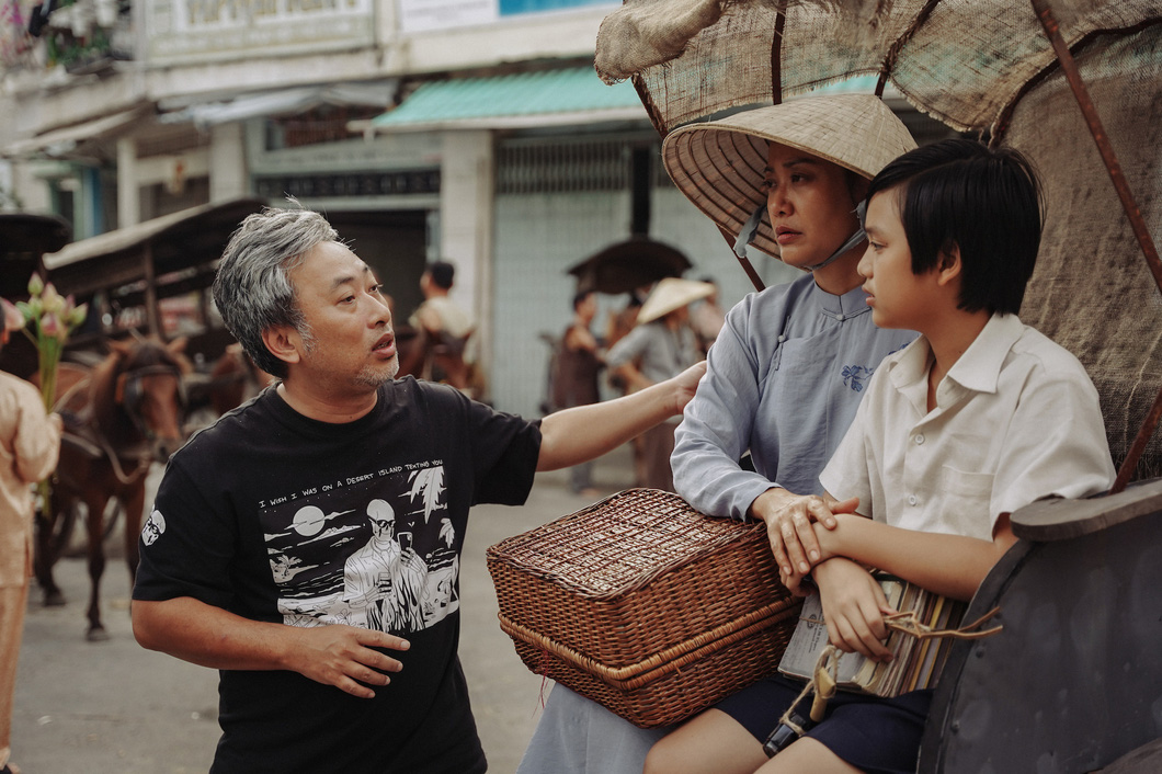 Đạo diễn Nguyễn Quang Dũng chỉ đạo diễn xuất cho Hồng Ánh và bé Hạo Khang - Ảnh: ĐPCC